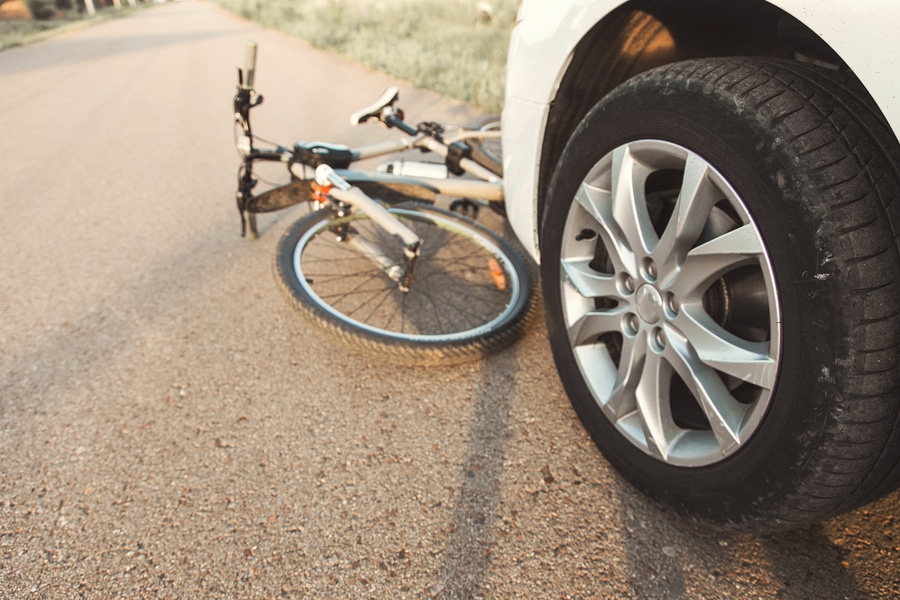 Verkehrsunfall zwischen PKW mit einem Fahrrad beim