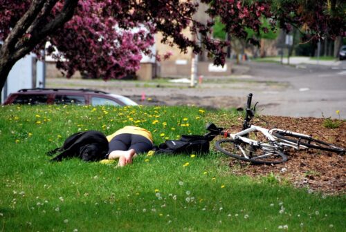 Radfahrerkollision mit freilaufendem Hund - Beweislast des geschädigten RadfahrersLG Hamburg
Az.: 305 O 248/17
Urteil vom 15.08.2018
1. Die Klage wird abgewiesen.
2. Die Klägerin hat die Kosten des Rechtsstreits zu tragen.
3. Das Urteil ist gegen Sicherheitsleistung in Höhe von 110 % des jeweils zu vollstreckenden Betrages vorläufig vollstreckbar.
Beschluss Der Streitwert wird auf bis EUR 45.000,00 festgesetzt.
Tatbestand
Die Klägerin macht Ansprüche nach einem Sturz mit dem Fahrrad auf Grund einer Kollision mit dem Hund des Beklagten geltend.
Die Klägerin befuhr am 26. August 2016 gegen 21.30 Uhr in Begleitung ihres Ehemanns, des Zeugen F. S., mit dem Fahrrad den kombinierten Geh- und Radweg aus P. kommend in Richtung R.. Der Beklagte ging auf diesem Weg in Begleitung seiner Ehefrau, der Zeugin C. S. und seines Hundes sowie den Zeugen S. und M. R.. Der Zeuge F. S. erreichte die Fußgängergruppe zuerst. Die Klägerin kam in Höhe der Fußgängergruppe mit dem Vorderrad ihres Fahrrades in Kontakt mit dem Hund des Beklagten, stürzte und verletzte sich. Die Klägerin erlitt eine Schaft-Fraktur am linken Daumen sowie eine Luxations-Fraktur des rechten Ellenbogens. Sie wurde zur stationären Behandlung in die S. Klinik in N. gebracht und dort stationär bis zum 21. September 2016 behandelt. Es kam, auch nach dem Krankenhausaufenthalt, zu mehrfachen Operationen (Anlagen K 7 – K 11). Der Vorfall wurde der Hunde-Haftpflicht-Versicherung des Beklagten, der A.-Versicherungs-AG, gemeldet. Diese teilte mit Schreiben vom 13. Januar 2017 mit, dass ohne Anerkennung einer Rechtspflicht eine Zahlung in Höhe von EUR 2.000,00 erfolge (Anlage K 1), welche geleistet wurde. Weitere Zahlungen erfolgten nicht. Der Prozessbevollmächtigte der Klägerin korrespondierte weiter mit der Haftpflichtversicherung des Beklagten (Anlagen K 3 und K 4).
Die Klägerin behauptet, sie und ihr Ehemann, der Zeuge S., seien in dem Bereich schon wegen eines anderen freilaufenden Hundes langsam gefahren und hätten die Gruppe, zu welcher auch der Beklagte gehörte, schon von Weitem gesehen. Der Zeuge S., der nicht mit einem E-Bike unterwegs gewesen sei, habe aus angemessener Entfernung geklingelt. Die Fußgänger hätten dann Platz gemacht, sich nach rechts und links aufgeteilt und eine Gasse gebildet. Sie und der Zeuge S. seien nahezu in Schrittgeschwindigkeit gefahren. Der Hund des Beklagten sei nicht zu sehen gewesen. Sie sei links versetzt neben dem Zeugen S. gefahren. Als sich dieser zwischen der Gruppe befunden habe, sei der Hund von rechts kommend überraschend vor das Rad des Zeugen S. gelaufen, welcher noch habe stoppen können. Gleich darauf sei der Hund von rechts kommend gegen das Vorderrad des Fahrrades der Klägerin gesprungen, wodurch sie gestürzt sei. Sie leide noch immer erheblich unter den körperlichen Verletzungen, welche anhaltende psychische Beeinträchtigungen nach sich gezogen hätten. Der gebrochene Daumen sei erheblich weniger beweglich. Der rechte Arm sei deutlich in seiner Funktion gestört. Viele Verrichtungen des Alltags seien nicht mehr oder nur noch unter Schmerzen möglich. Am rechten Ellenbogen und Unterarm seien mehrere große Narben sichtbar. Die Klägerin sei durch ca. 30 Röntgenaufnahmen stark belastet worden. Angesichts des Ausmaßes der Gesundheitsbeeinträchtigungen sei ein Schmerzensgeld in Höhe von mindestens EUR 20.000,00 angemessen. Sie habe einen materiellen Schaden in Höhe von EUR 1.645,51 erlitten, der sich aus Fahrtkosten, Kosten für Friseurbesuche und Fußpflege, eine professionelle Gesichtsreinigung, Eigenanteilen für Medikamente und Heilmittel, Parkgebühren, einem Verdienstausfall für die Monate September bis November 2016, dem Eigenanteil für eine Haushaltshilfe, Eigenanteile für Physiotherapie und die Zuzahlung für Ergotherapie zusammensetze. Da sie den Zwei-Personen-Haushalt, der aus ihr und ihrem Ehemann bestehe und über eine 2 ½ Zimmer-Wohnung mit einer Wohnfläche von 56 qm verfüge, nur noch in sehr eingeschränktem Maße habe führen können, sei ihr ein Haushaltsführungsschaden und persönlicher Mehrbedarf in Höhe von EUR 23.223,00 entstanden, wobei von ihr vor dem Unfall der wöchentliche Zeitaufwand für Arbeiten im Haushalt 42 Stunden betragen habe. Weiter seien vorgerichtliche Rechtsanwaltskosten in Höhe von EUR 1.171,67 zu erstatten.
Die Klägerin beantragt,
1. den Beklagten zu verurteilen, an die Klägerin materiellen Schadensersatz von EUR 1.645,51 nebst Zinsen in Höhe von fünf Prozentpunkten über dem Basiszinssatz ab Rechtshängigkeit zu zahlen,
2. den Beklagten zu verurteilen, an die Klägerin ein der Höhe nach in das Ermessen des Gerichts gestelltes Schmerzensgeld zu zahlen, zumindest aber – unter Berücksichtigung einer zunächst angerechneten Zahlung von EUR 2.000,00 der Hundehalter-Haftpflichtversicherung (A. Vers. AG) des Beklagten – EUR 18.000,00 nebst Zinsen in Höhe von fünf Prozentpunkten über dem Basiszinssatz ab Rechtshängigkeit zu zahlen,
3. festzustellen, dass der Beklagte verpflichtet ist, etwaigen weiteren immateriellen Schaden als Folge des Unfalls vom 26.08.2016 zu erstatten, soweit dieser zum Schluss der mündlichen Verhandlung nicht vorhersehbar ist,
4. den Beklagten zu verurteilen, die Klägerin von vorgerichtlichen Kosten für Rechtsanwaltsgebühren in Höhe von EUR 1.171,67 freizuhalten, hilfsweise, an die Klägerin EUR 1.171,67 zur Erstattung vorgerichtlicher Kosten für Rechtsanwaltsgebühren nebst Zinsen in Höhe von fünf Prozentpunkten über dem Basiszinssatz ab Rechtshängigkeit zu zahlen,
5. den Beklagten zu verurteilen, an die Klägerin Schadensersatz für entstandenen Haushaltsführungsschaden und persönlichen Mehrbedarf für den Zeitraum vom 21.09.2016 bis 31.03.2018 in Höhe von EUR 23.223,00 nebst Zinsen von fünf Prozentpunkten über dem Basiszins seit Rechtshängigkeit dieses Antrages zu zahlen.
Der Beklagte beantragt, die Klage abzuweisen.
Der Beklagte behauptet, zunächst habe sich der Zeuge S. mit einem E-Bike ohne jegliches Signal mit hoher Geschwindigkeit von hinten kommend an der versetzt gehenden Gruppe auf einen verbleibenden Wegstreifen von ca. 50 cm Breite vorbeigedrängelt. Der Hund sei zu diesem Zeitpunkt zwischen seiner Ehefrau, der Zeugin C. V., und der Zeugin R. gegangen. Aufmerksam geworden durch das E-Bike sei der Hund in diesen verbleibenden Wegstreifen gegangen. In diesem Moment habe sich die Klägerin von hinten mit hoher Geschwindigkeit genähert, während der Zeuge S. schon 20 – 30 Meter weiter gewesen sei. Die Klägerin habe nicht bemerkt, dass der Hund nunmehr auf dem Streifen gegangen sei, auf dem sich zuvor der Zeuge S. durchgedrängelt habe und sei daher mit dem Hund kollidiert. Der Hund sei deutlich getroffen worden und habe Abdrücke der Gummibereifung des Fahrrades im mittleren Bereich des Bauches gehabt.
Es ist Beweis erhoben worden durch uneidliche Vernehmung der Zeugen F. S., C. V., M. R. und S. R.. Wegen des Ergebnisses der Beweisaufnahme wird auf das Protokoll der öffentlichen Sitzung vom 05. Februar 2018 verwiesen. Ergänzend wird auf den Inhalt der eingereichten Schriftsätze nebst Anlagen Bezug genommen.
Entscheidungsgründe
Die zulässige Klage ist nicht begründet.
Der Klägerin steht ein Anspruch aus § 833 BGB nicht zu. Es hat sich keine Tiergefahr realisiert. Die insoweit darlegungs- und beweisbelastete Klägerin konnte den von ihr vorgetragenen Geschehensablauf nicht beweisen.
Sie hat diesen zwar auch in ihrer persönlichen Anhörung weitgehend in Übereinstimmung mit dem schriftsätzlichen Vortrag detailliert geschildert. Abgewichen ist sie hiervon nur insoweit, dass sie bereits von weitem einen anderen freilaufenden Hund gesehen habe. Auch hat ihr Ehemann, der Zeuge S., den Unfallhergang in einer in sich schlüssigen und glaubhaften Aussage bestätigt, wobei er jedoch in Widerspruch zu dem schriftsätzlichen Vortrag der Klägerin erklärt hat, dass diese über ihren Lenker hinweg auf den Asphalt gestürzt sei, was schon gegen ein sehr langsames Fahren in Schrittgeschwindigkeit spricht.
Im Hinblick auf die Beurteilung seiner Glaubwürdigkeit hat das Gericht das Näheverhältnis nicht verkannt. Das gilt jedoch auch für die Zeugin V..
Der Beklagte selbst konnte unter Berücksichtigung der von den weiteren Zeugen geschilderten Situation als Vorangehender keine Aussagen zu dem konkreten Sturz tätigen.
Die Zeugin V. hat dann zwar der Behauptung der Klägerin widersprochen und ebenfalls für sich betrachtet glaubhaft ausgesagt, dass nicht der Hund in das Vorderrad gesprungen, sondern nur zur Seite gegangen sei, woraufhin er von der schnell fahrenden Klägerin angefahren worden sei. Insoweit ist jedoch auch zu berücksichtigen, dass sie den Vortrag in der Klagerwiderung, wonach derselbe schmale Wegstreifen von dem Zeugen S. und der Klägerin befahren worden und der Hund auf diesen Wegstreifen gegangen sei, nicht bestätigt hat. Vielmehr hat die Zeugin V. ausgesagt, dass der Hund nach links habe auf den Rasen gehen wollen oder möglicherweise, wie auch im polizeilichen Tatort- und Ermittlungsbericht festgehalten wurde, zu einem Kaninchen. Insgesamt war die Zeugin V. sehr darum bemüht, zu betonen, wie sich der Hund üblicherweise verhalte und dass sie streng darauf achte.
Der Zeuge R. konnte zu dem eigentlichen Unfallgeschehen keine Angaben machen, hat aber ausgesagt, dass der Zeuge S. zunächst rechts vorbeigefahren sei, was dem Vortrag der Nutzung desselben schmalen Wegstreifens widerspricht. Dass der Zeuge S. zunächst rechts vorbeigefahren sei, hat auch die Zeugin R. ausgesagt. Sie hat ferner zunächst ausgesagt, dass die Klägerin in die Gruppe, also zwischen die Zeuginnen V. und R. gefahren sei, und sie wegen der herannahenden Klägerin etwas zur Seite gegangen seien, was der Darstellung der Zeugin V. insoweit widerspricht.
Zu berücksichtigen ist aber auch, dass alle von dem Beklagten benannten Zeugen klar und konsequent ausgesagt haben, dass der Zeuge S. schnell vorgefahren und während des Unfalls nicht mehr an Ort und Stelle gewesen sei. Diese Aussagen betreffen zwar nicht das engere Unfallgeschehen, stehen jedoch einer Überzeugungsbildung im Hinblick auf die Sachverhaltsschilderung durch die Klägerin und die Stützung derselben durch die Aussage des Zeugen S. entgegen.
Das gilt auch für den polizeilichen Bericht zum Unfallhergang (Anlage K 16), auf den sich die Klägerin ergänzend beruft. Dort wird der von der Klägerin angeführte Sprung des Hundes gegen das Vorderrad der Klägerin nicht erwähnt, sondern ausgeführt, dass die Klägerin versucht habe, dem Hund auszuweichen und dabei zu Fall gekommen sei.
Ein, möglicherweise um einen Mitverschuldensanteil zu kürzender Anspruch, kann auch nicht daraus hergeleitet werden, dass sich insgesamt aus der Beweisaufnahme ergeben hat, dass die Klägerin im Zusammenhang mit dem nicht angeleinten Hund stürzte. Auf den Hinweis des Gerichts zu den Beweisschwierigkeiten hinsichtlich des von ihr vorgetragenen Geschehensablaufs und den damit verbundenen Risiken, hat die Klägerin ausdrücklich erklärt, dass sie keinen anderen Geschehensablauf als bisher behaupten will und sich auch keinen anderen Ablauf hilfsweise zu eigen gemacht. Das Gericht hat dabei auch ausdrücklich darauf hingewiesen, dass sich eine Partei die bei einer Beweisaufnahme zutage tretenden ihr günstigen Umstände nach allgemeinem Grundsatz regelmäßig zumindest hilfsweise zu eigen macht (vgl. BGH, Beschluss vom 10. November 2009, VI ZR 325/08, juris), und dass auch nach den Schilderungen der von dem Beklagten benannten Zeugen eine Haftung gemäß § 833 BGB in Betracht kommt. Auf Grund der deutlichen Klarstellung seitens der Klägerin nach bereits erfolgter Beweisaufnahme und dem ergangenem Hinweis sieht sich das Gericht daran gehindert ihren Vortrag so auszulegen, dass sie sich die ihr günstigen Umstände, die bei der Beweisaufnahme zutage getreten sind, zu eigen machen wolle.
Auch die Grundsätze des Anscheinsbeweises greifen vorliegend nicht. Zwar wird vertreten, dass dann, wenn ein Radfahrer in unmittelbarem zeitlichem und örtlichem Zusammenhang mit der Begegnung mit einem freilaufenden Hund stürzt, ein Anscheinsbeweis dafür spricht, dass das Bewegungsverhalten des Hundes und damit die von ihm ausgehende Tiergefahr für den Sturz ursächlich war (vgl. OLG Hamm, Urteil vom 21. Juli 2008, 6 U 60/08, juris OLG Karlsruhe, Urteil vom 03. August 2018, 7 U 200/16, juris). Anders als in der in dem Urteil des OLG Hamm geschilderten Fallkonstellation ist vorliegend jedoch schon nicht klar, ob ein Anleinzwang bestand und damit möglicherweise ein Schutzgesetz verletzt worden ist. Der diesbezügliche Vortrag der Klägerin erfolgte ohne konkretes Beweisangebot. Zudem hat die Zeugin V., um deren Therapiehund es sich handelte, erklärt, sie habe einen Hundeführerschein und sei schon daher nicht an einen Anleinzwang gebunden.
Unabhängig davon ist der Fall aber schon insoweit nicht vergleichbar, als dass eine denkbare ordnungsbehördliche Ausgestaltung der Anleinverpflichtung ohnehin nicht vor der hier von dem Hund ausgehenden Gefahr geschützt hätte. Auch bei einer kurzen Leine hätte sich ein Hund zumindest noch soweit bewegen können, dass es zu einem Zusammenstoß mit überholenden Fahrradfahrern kommt. Das OLG Karlsruhe hat über diese Frage nicht entschieden und sie nur allgemein in den Raum gestellt.
Ansprüche auf Grund anderer Anspruchsgrundlagen scheiden ebenso aus.
Die Nebenansprüche entfallen mit den Hauptansprüchen.
Die Kostenentscheidung beruht auf § 91 Absatz 1 ZPO, die Entscheidung über die vorläufige Vollstreckbarkeit auf § 709 ZPO.
